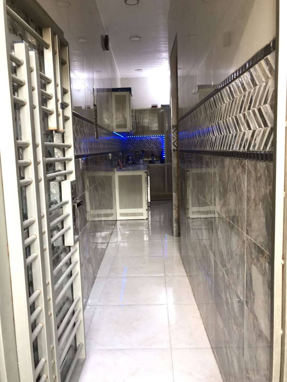 السلام عليكم للبيع بيت زراعي سيد هاشم مساحه ١٠٠ واجهه ٥ نزال ٢٠ يحتوي على ٤ غرف نوم ثلاث طوابق ***********
