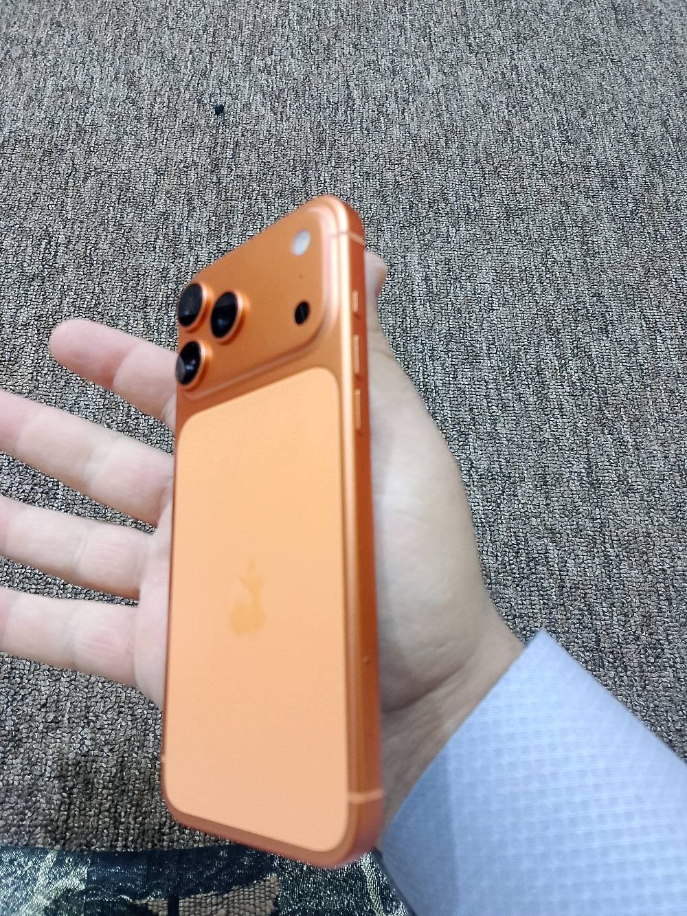 ايفون 17 برو ماكس نسخه طبق الاصل مقلد  
الجهاز جديد مفتوح من الكارتون 
السعر بي مجال اذه شراي 
شنو موديل الهاتف بالضبط؟: 
2026
كم المساحة التخزينية للهاتف؟: 
512
هل يشمل البيع الشاحن والملحقات؟: 
كفر وشاحن 