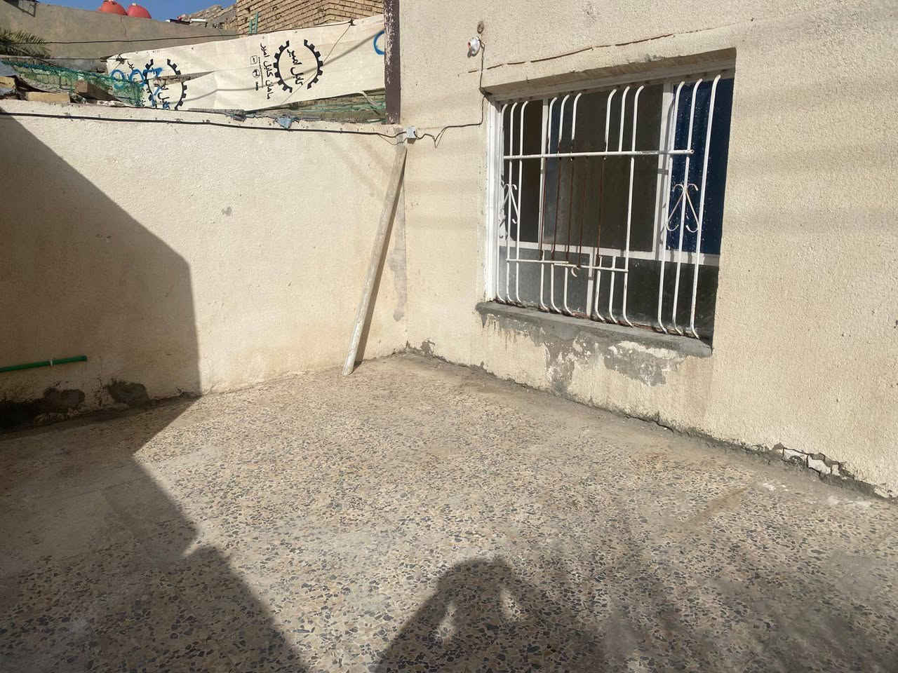 # للايجار
دار سكن في منطقة حي العسكري 

المساحة 210 متر 

يحتوي .. غرفة وكلدور هول وبراني وصحيات 

السعر والتفاصيل مراسلة الصفحة او الاتصال على الرقم 

***********
