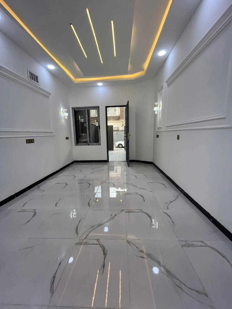 للبيع - بيت في حي الاخاء 👍*المواصفات:*- *المساحة:*100 🏠- *الموقع:* خلف الكنيسة 📍- *السند:* طابو زهور 📝- *البناء:* حديث زيرو، تسليم مفتاح 🔑*التفاصيل:*- *طابقين:*    - *الطابق الأرضي:*        1. كراج 🚗        2. هول 🏠        3. استقبال 👥        4. مطبخ 🍳        5. صحيات 🚽        6. مناور 🌞        7. غرفة نوم 🛏️    - *الطابق الثاني:*        1. ثلاث غرف نوم 🛏️        2. صالة 🛋️        3. صحيات 🚽        4. سطح 🌞*للمزيد من المعلومات:*- *الاتصال على:* ***********
***********📞- *عنوان المكتب:* حي البكر، بداية سايدين الكنيسة، مجاور معهد النجاح، مقابل مكافحة المخدرات، مكتب أرض الملوك 📍👌
