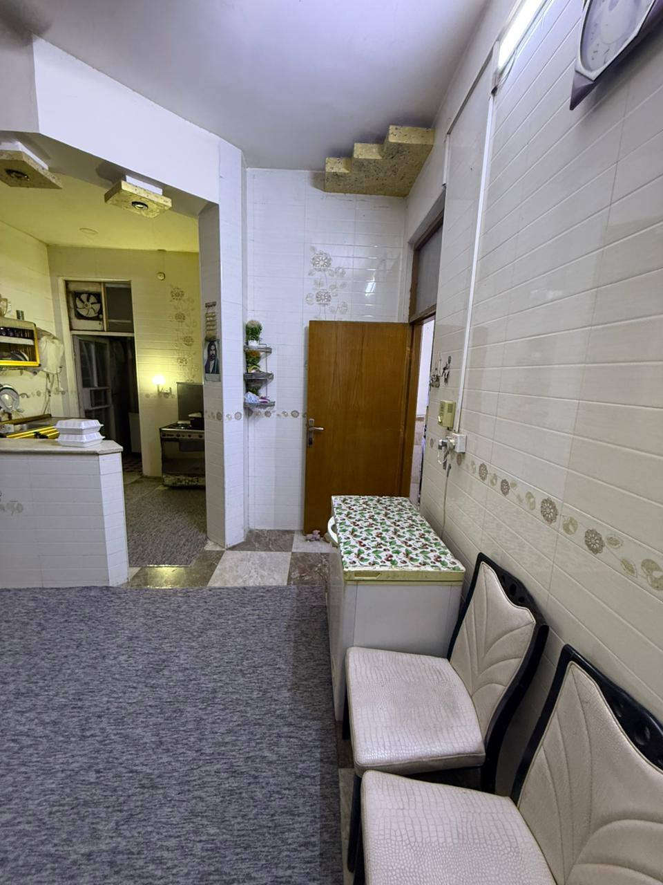 بيت للبيع منطقة ازوير  الغربي مساحة 200م الحي فيه جميع الخدمات  
تفاصيل البيت 
طابو زراعي سند 25
الطابق الاول 
صالة 9*5  سقوف مغربي
مطبخ حار بارد 
كليدور 
غرفة نوم كبيرة 
مجمع صحيات 
بناء حديث
الطابق الثاني غرف عدد 2كبيرة 
كليدور 
مجمع صحيات 
يوجد سطحين  ومخرن
يبعد عن شارع التبليط 10م
ويبعد عن الشط تقريبا 200م للاستفسار 
اتصل بالارقام التاليه 
***********
موقع المكتب حله نادر الاولى الشارع الرئيسي مقابيل دائره اتصالات بابل 
مكتب علي السلطاني للعقار/21
