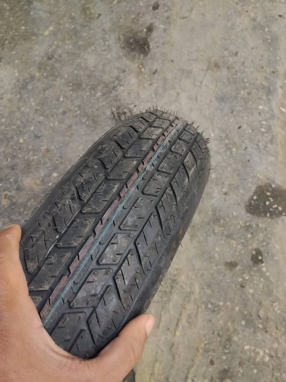 السلام عليكم اخوان عندي هاذه السبير جديد ما ماشي ابد حجم 15 اريد مراوس ب اسبير حجم 17 مكاني كربلاء علماً انه السبير جديد حتى ما مشدود على سيارة للاستفسار الاتصال على الرقم ***********
