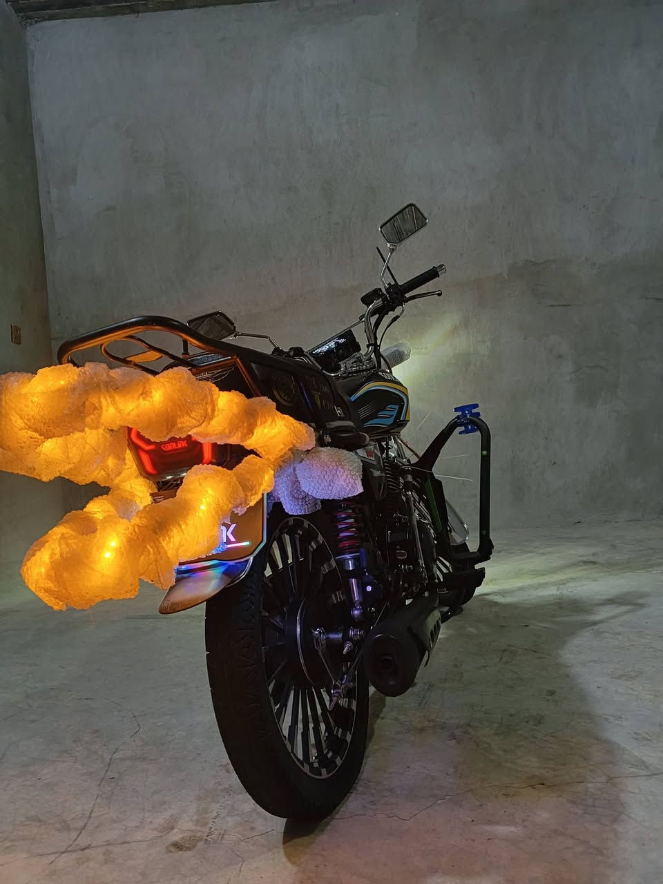 السلام عليكم
دراجه سيفان سونك للبيع
موديل 24شكل25بعده بل جيس
مامطخوخ اسبانه 
كهربائيات كلها شغاله شرط 
شلعه ومعدل 
المكان العلم 
***********
***********
