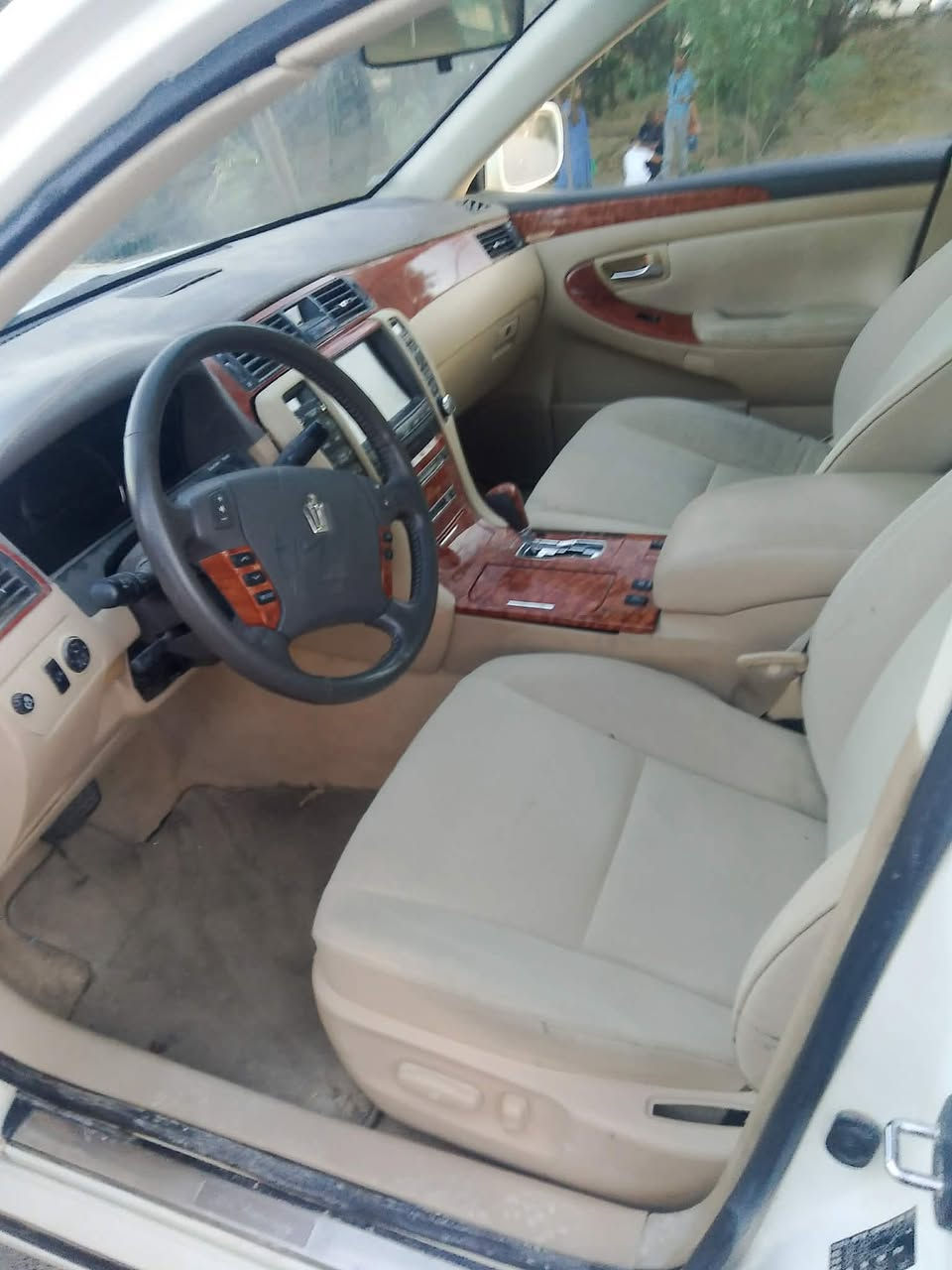 شاهینە بۆ فرۆشتن بڕاوە
لۆک لۆک 

2005

بچووک بە بچووک

بەس سڵاید نیە  فول

پەردە

بۆ عەیبوو شت مەگەڕێ
هەموو شوێنێکی بە لۆکی ماوەتەوە

لە کەلارم 
موشتەری نیت سەرمان مەیەشێنە لەگەڵ ڕێزم
***********
