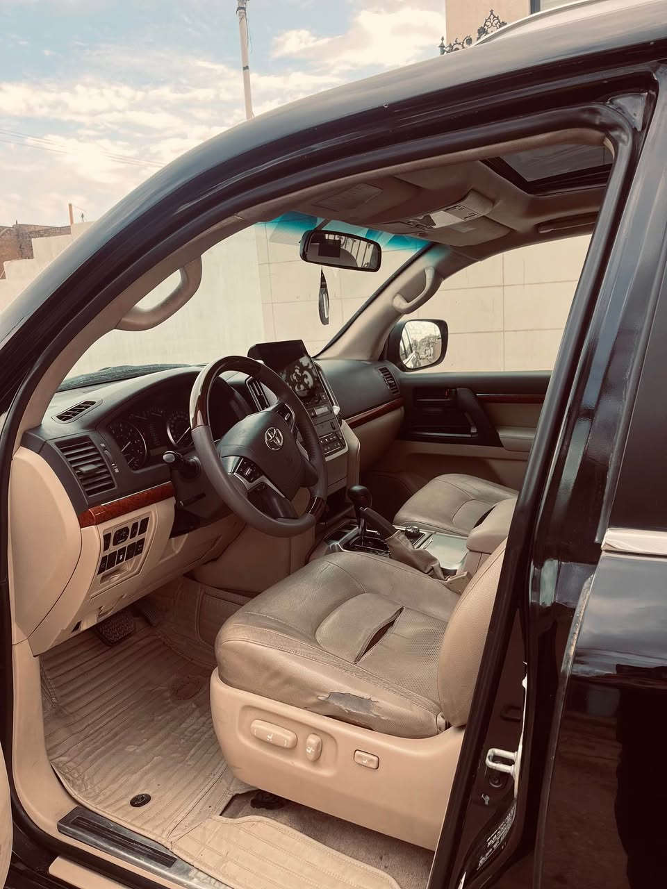 سەیارە مۆدیل ٢٠١٣ فول فول مواسەفاتە رەقەم و سەنەوی نوێیە بەناوی خۆمە ٢١٦هەزار رۆیشتیە سبوخ حامە و جەمپی پێشی هەیە گێر و مەکینە بەشەرتە مەکینەم تەنیا لۆ کاسکێت کردیتەوە  داوای ٢٧٥ لێ دەکەم رەقەم تەلەفۆن (***********) أربيل, العراق
