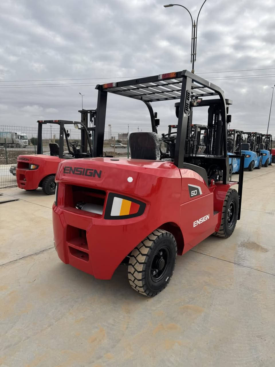 آليات إنساين
مع الوكيل الحصري شركة زينة كركوك

رافعة شوكية ماركة ENSIGN
المواصفات:
 • سنة الإنتاج: 2026
 • الموديل: G50
 • قدرة التحميل: 5000 كغم
 • مصدر الطاقة: محرك ديزل
 • ارتفاع الرفع: (3 متر) – (مرحلتين) يعمل داخل حاوية
 • عدد حركات الشوكة: 3 حركات
• ضمان سنتين او 2000 ساعة

🔧 معدات ثقيلة عالية الجودة
🛠️ قطع غيار أصلية
✅ أداء موثوق وخدمة ما بعد البيع متميزة
🛻صيانة موقعية بكادر فني وكافة المحافظات
📌موديلات اخرى حسب الطلب باحجام اخرى ومواصفات مختلفة بمحركات ديزل-هجين(هايبرد)-وكهربائي

📍 زورونا الآن وتعرفوا على أحدث التشكيلات
📞 لمزيد من التفاصيل: [***********]
العراق-كركوك-قرب فلكة تركلان
🌐 تابعونا لكل جديد
