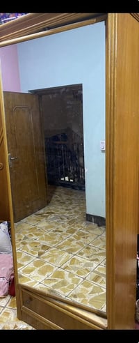 غرفه للبيع السعر 400 وبيها مجال. ميز و زاويه و جربايه نفرين وجربايه نف...