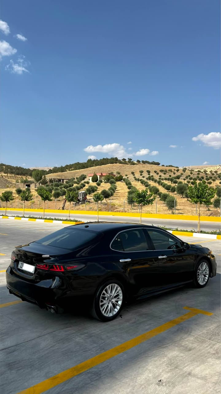 Toyota Camry SE 2018 
نمونە لە جوانی ڕەشی قەتران 
مواسەفات ئەمەریکی ٤ بستۆن 
بەگلایت لێگزز - ویلی کامری ڕوسی 
مواسەفاتی SE ( ناوڕەش کوشن جلد و کارەبا - ڕادار و خەتی جادە - گێڕ سوکان -Carplay) 
١ پارچەی بۆیاخە (بۆنیت ) 
٢ پەڵە ساردی هەیە 
١ پەڵە pdr 
١١٢ هەزار ڕۆیشتووە 
گێڕ و مەکینەی نەکراوەتەوە بەشەرت بێ عەیبە بێ مەسرەفە 
سەنەوی تا ٢٠٢٩ تازەیە 
سلێمانی ناوشار 
نرخ: ١٦٠$ و معامەلەیەکی کەم 
*********** السليمانية, العراق
