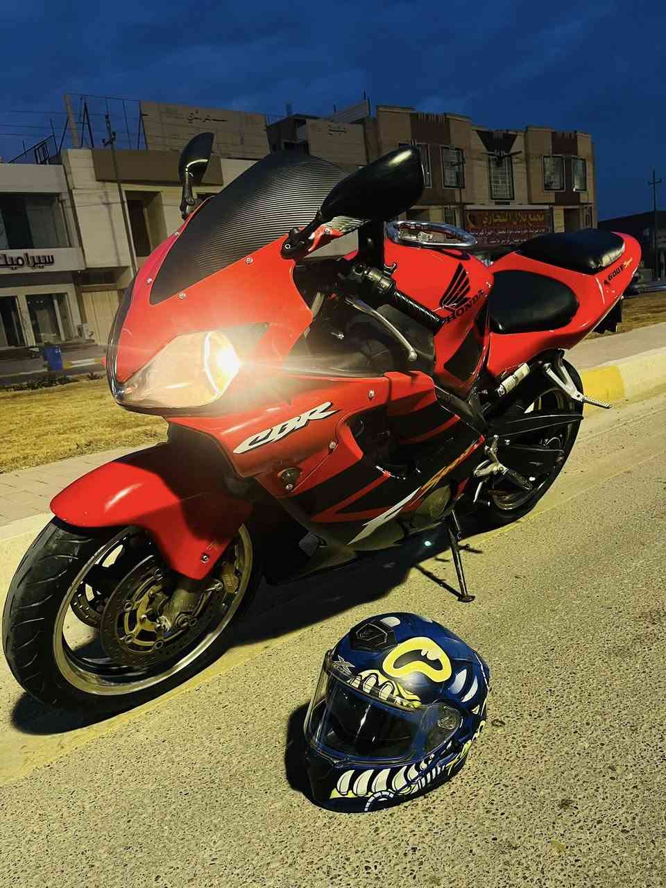 السلام عليكم
.
بطح افوراي 
F4i 600Cc 
اليعرفها يعرف مواصفاتهه غنية عن التعريف 
للبيع او مراوس 
الدراجة الاول والثاني والثالث نشاطة تشك الكاع 
والبقية طيران ✈️
الدراجة نضافة خير من الله إدامة كامله 
صالنصه ربع سبع الأوان 
كهربائيات كلها شغاله 
كفاله 
السعر 22 بي مجال 
أو مراوس بهاوجي
العنوان الرمادي خمسه كيلو 
***********
