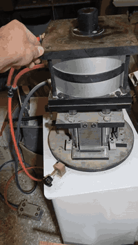 السلام عليكم
ثاقبة تفريز للبيع
٥ حركات جديدة استخدام كلش قليل 
السعر : 600 دولار وبيها مجال للشراي
للاستفسار:***********
