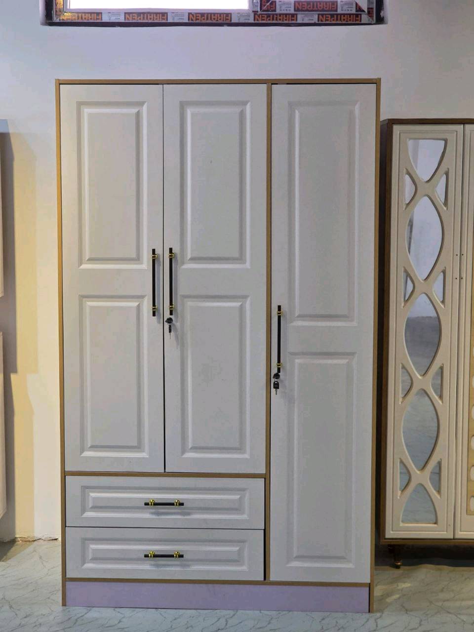 كنتور 3 باب خشب MDF
ظهر بلوك 3 طبقات  درجة أولى 

 القياسات:
▪️ العرض: ١١٩ سم
▪️ الارتفاع: ٢٠٠ سم
▪️ العمق: ٥٥ سم

