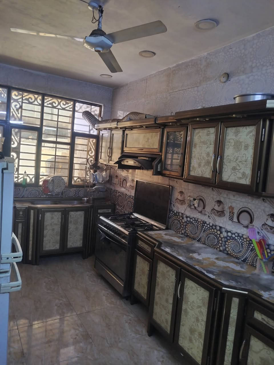 السلام عليكم
*🏡 بيت للبيع - زراعي سند 117*

*الموقع:* المدائن - سلمان باك، بريجان قرب برج بريجان  

*المساحة:* 195 م²  

*نوع السند:* زراعي 117

*التفاصيل:*

*الطابق الأول:*

- استقبال + صالة + مطبخ

- غرفة نوم + حمام

*الطابق الثاني:*

- غرفتين نوم + صالة

*المميزات:*

- حديقة أمامية وخارجية

- 3 غرف نوم بالمجموع

*للاستفسار:* ***********

