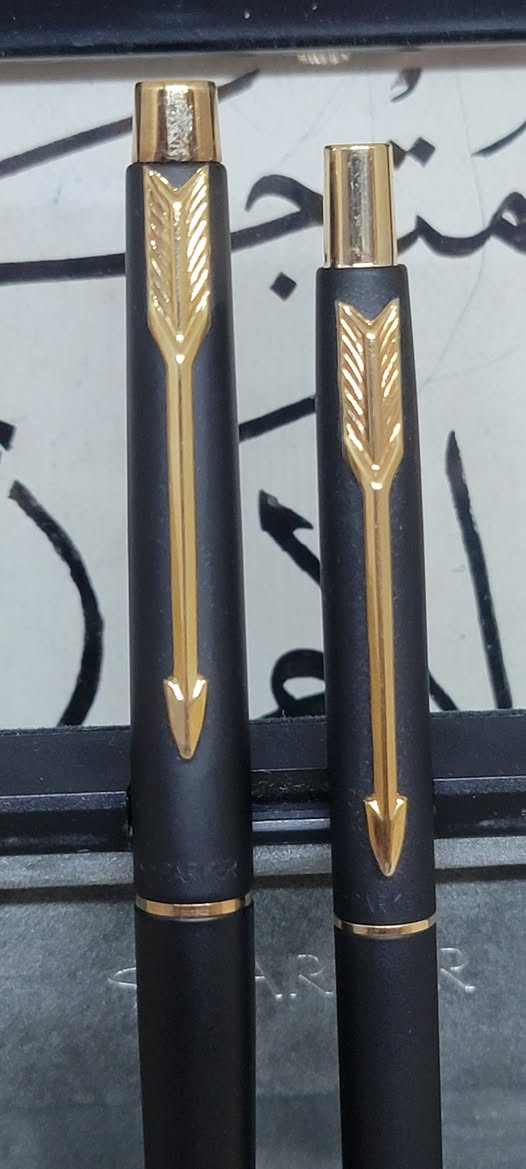 السلام عليكم
توفر سيت باركر كلاسك امريكي غير مستخدم نهائيا و بالعلبة الاصلية
بلد الصنع:امريكي
سنة الصنع : ثمانينات 
حالة القلم : غير مستخدم نهائيا و بالعلبة الاصلية
التعبئة: للحبر كونفيرتر ضغط للجاف لب جاف باركر 
 حجم النبلة : ميديم للحبر 1 ملم للجاف
السعر مع علبة حبر 50 مل هدية و 2 لب اصلي: 85،000
للحجز يرجى مراسلتنا عبر الواتساب
***********
