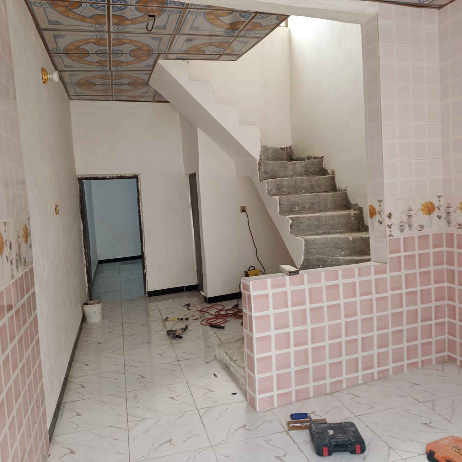 دار عدد 2 لبيع او ايجار  شغل مثل ما اضح بصوره شغل نضيف وخبل 
مساحت دار 50 متر تبعد عن شارع العام 50 متر شارع جاهز لتبليط خدمات كامله ماي مجاري كرهباء  يبعد عن لامام 6كيلو فقط في حي رباب عله شارع كربلاء طوريج بسعر 22مليون فقط لستفسار ***********
