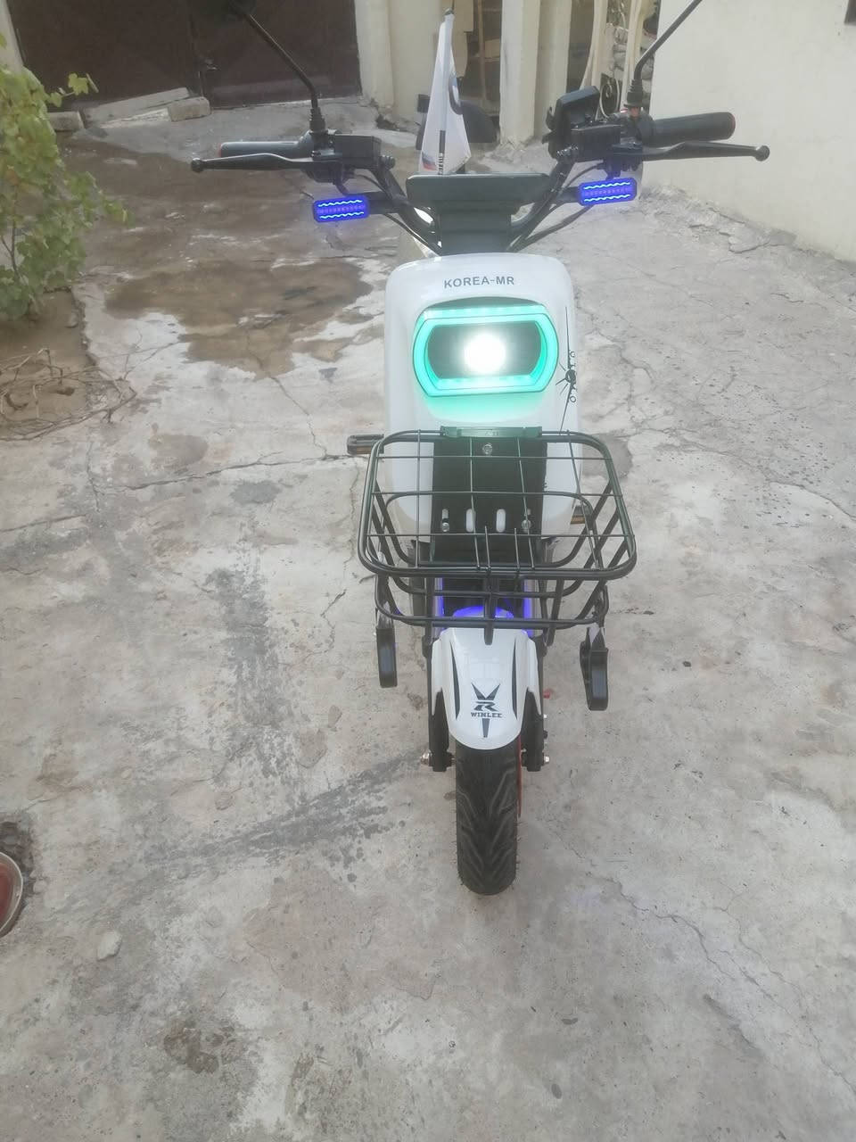 🛑ماطور {R8} ...2025🛵
🛑باب اول الاصلي{نوع ولي}👌
🛑يحتوي خمس بطارية كبيرة الحجم{32}فولت وبحالة جيدة جداً  بل اضافة الى شاحنة اصلية
🛑ملف1500
🛑شاشة بلوتوث +سماعة بلوتوث🎧
🛑دبل وقافية جانبية وخلفية🦯
🛑كهربائيات كلها شغالة💯
🛑لايت زينول عالي ناصي 🫵
🛑اشاير يمين يسار +دبل اشارة▶️◀️ 
🛑لد محيط بل لايت متغير الالوان 🌈
🛑بك لايت متغير الالوان 🌈
🛑لدات فوق التايات متغيرة الالوان🌈
🛑استاند تلفون📳 
🛑ويحوي أيضاً زوج مرايات وذراع بايدار 
🛑النضافة كدام العين 
🛑السعر475

🛑العنوان موصل الجانب الايمن دورت اليرموك


**إذا كنت صاحب هذا الإعلان وتريد حذفه لأي سبب، رجاءا أرسل رسالة إلى الدعم الفني**