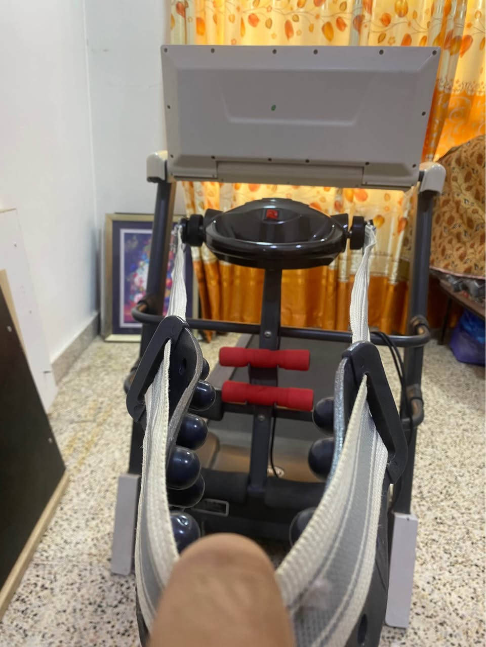 🚨 فرصة لعشاق الرياضة والرشاقة المنزلية🚨
للبيع جهاز ركض كهربائي (Treadmill) من الماركة المعروفة IUBU، بحالة جيدة الجهاز يمثل صالة رياضية مصغرة متكاملة في البيت ومثالي جداً لحرق الدهون واللياقة البدنية.

 4 تمارين في جهاز واحد متعدد الوظائف لا يقتصر على المشي والركض فقط، بل يحتوي على جهاز مساج كهربائي خاص بحزام (لتفكيك الدهون ومساج الظهر والبطن) بالإضافة إلى مقابض مدمجة لتمارين البطن والضغط.
 شاشة ديجيتال متطورة: تعرض لك كافة تفاصيل التمرين بدقة (السرعة، الوقت، المسافة، السعرات الحرارية المحروقة، ونبضات القلب).
 لوحة تحكم ذكية: تحتوي على برامج تشغيل وتدريب متعددة تناسب جميع المستويات، ومفاتيح سريعة للتحكم بالسرعة.
 أمان عالي: مزود بمفتاح الأمان الأحمر للفصل الفوري عند الطوارئ لحماية المستخدم.
 الماطور قوي ويتحمل الأوزان العالية
السعر 300 الف وبي مجال 
العنوان الموصل موصل, نينوى


**إذا كنت صاحب هذا الإعلان وتريد حذفه لأي سبب، رجاءا أرسل رسالة إلى الدعم الفني**