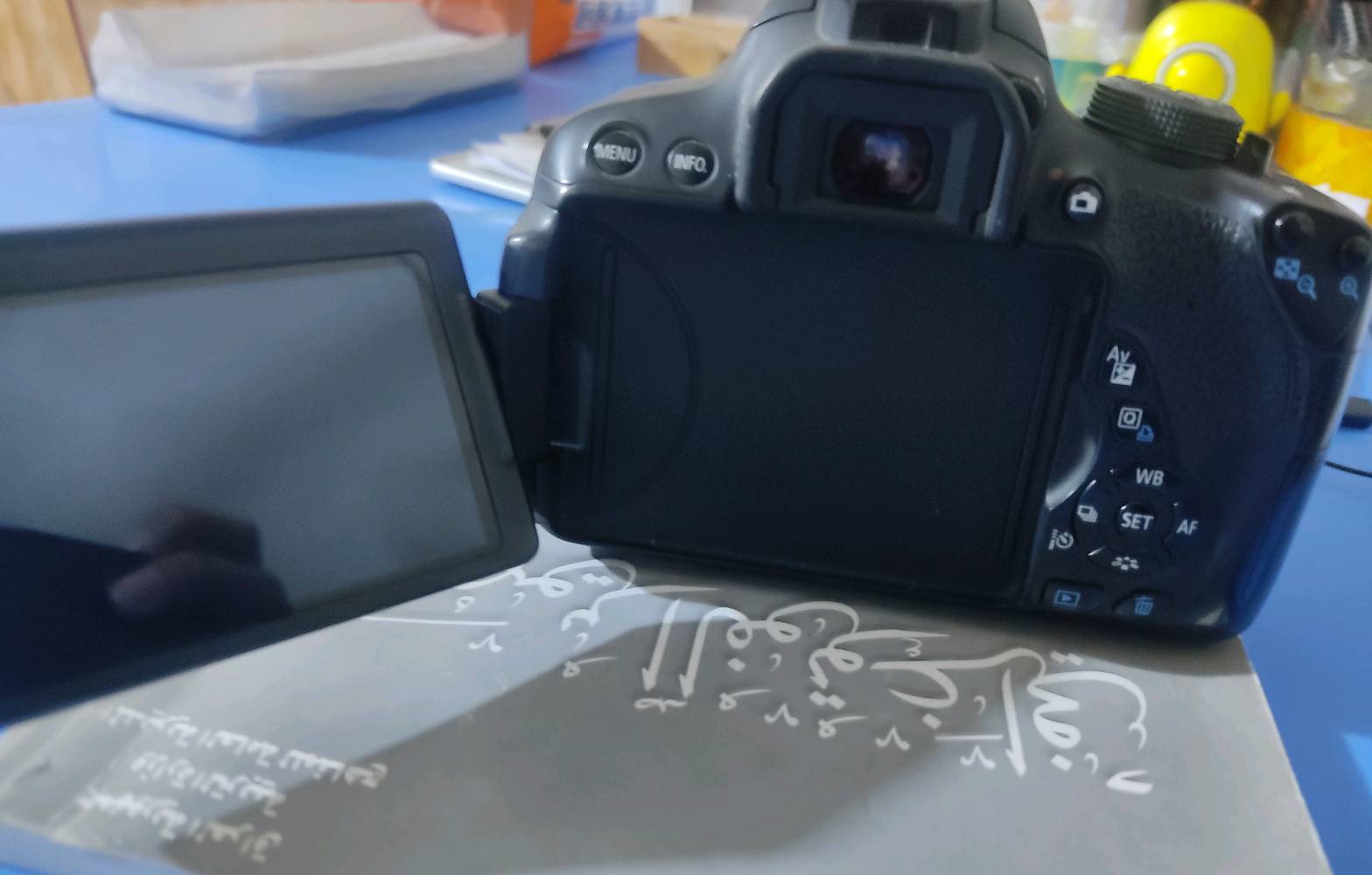 كامرة كانون700D النضافة فوول اخت الجديدة
لمس شاشة قلابة برنامج تعديل ذاتي للصور
الدقة فوول، يجي وياها عدسة 18-55 ورام 64 مع بطارية اصلية وشاحنه، المكان النجف الاشرف 