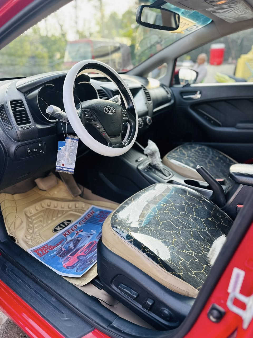 سلام عليكم شباب سياره فورتي موديل ١٤ للبيع سياره جاهزه مناقصها ايشي وسياره مامشتغله تكسي بيها جاملغ خلف السايق وقبق جنطه سياره فول مواصفات واحد على واحد ١١٠ وبيها مجال ***********
