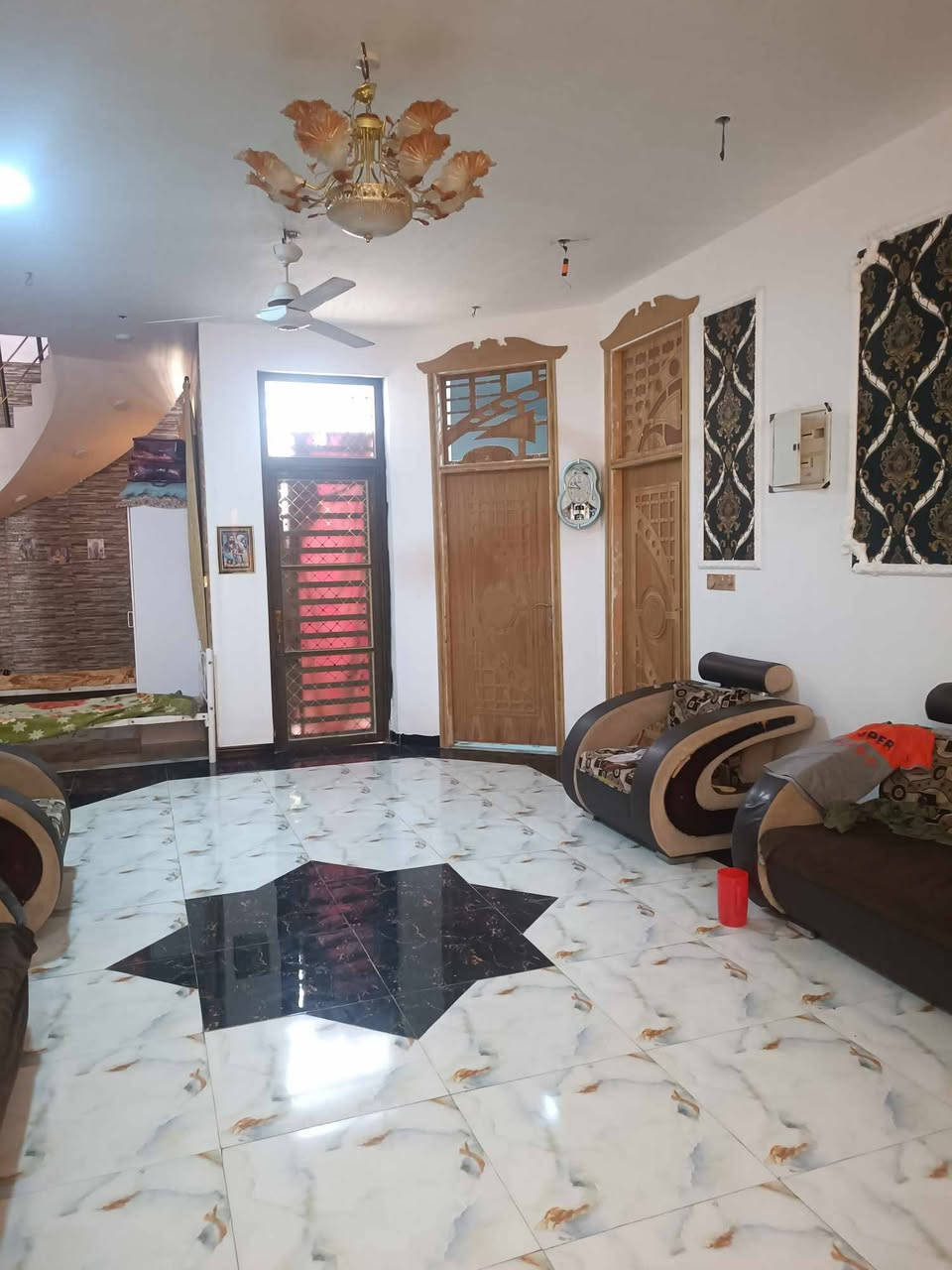 🔴 للـبـيــع – دار سكنية مميزة 🔴
🏡 دار طابو صرف (سند رسمي)
📐 المساحة: 200م²

🏗 طابق واحد – بناء حديث
🔹 تفاصيل الدار:
▪️ غرفتنا نوم واسعة ومريحة
▪️ استقبال أنيق ومميز
▪️ كليدور منظم يربط جميع أقسام الدار
▪️ مجمع صحيات
▪️ حديقة منزلية للاستجمام
▪️ كراج سيارة خاص

📍 الموقع:
محزم (2) – شارع مشروع الماء
📌 مجاور مجمع السلام
🚧 عرض الشارع: 10 أمتار

💰 السعر:
💵 155 مليون دينار عراقي (قابل للتفاوض الجاد)
✔️ البيع نقدًا أو ضمن مبادرة البنك العقاري

📄 الوضع القانوني:
▪️ الطابو باسم شخص واحد
▪️ تحويل مباشر وفوري

⭐ مميزات إضافية:
▪️ موقع ممتاز في حي هادئ وعائلي
▪️ بناء حديث وتصميم عملي
▪️ منطقة مخدومة بالكامل
📞 للاستفسار والمعاينة:
📲 اتصال أو واتساب:
▪️ ***********
▪️ ***********

🏢 لمزيد من التفاصيل أو إتمام المعاملة:
مراجعة مكتب الضمان الواقع في شارع 40 متر – مقابل مدرسة الاعتماد
✨ فرصة حقيقية – سعر مناسب وإجراءات سهلة ✨
