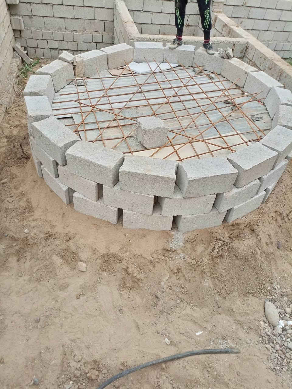 يوجد كادر حفر وبناء وصب المنهولات كما موضح في الصورة الاستفسار ***********
