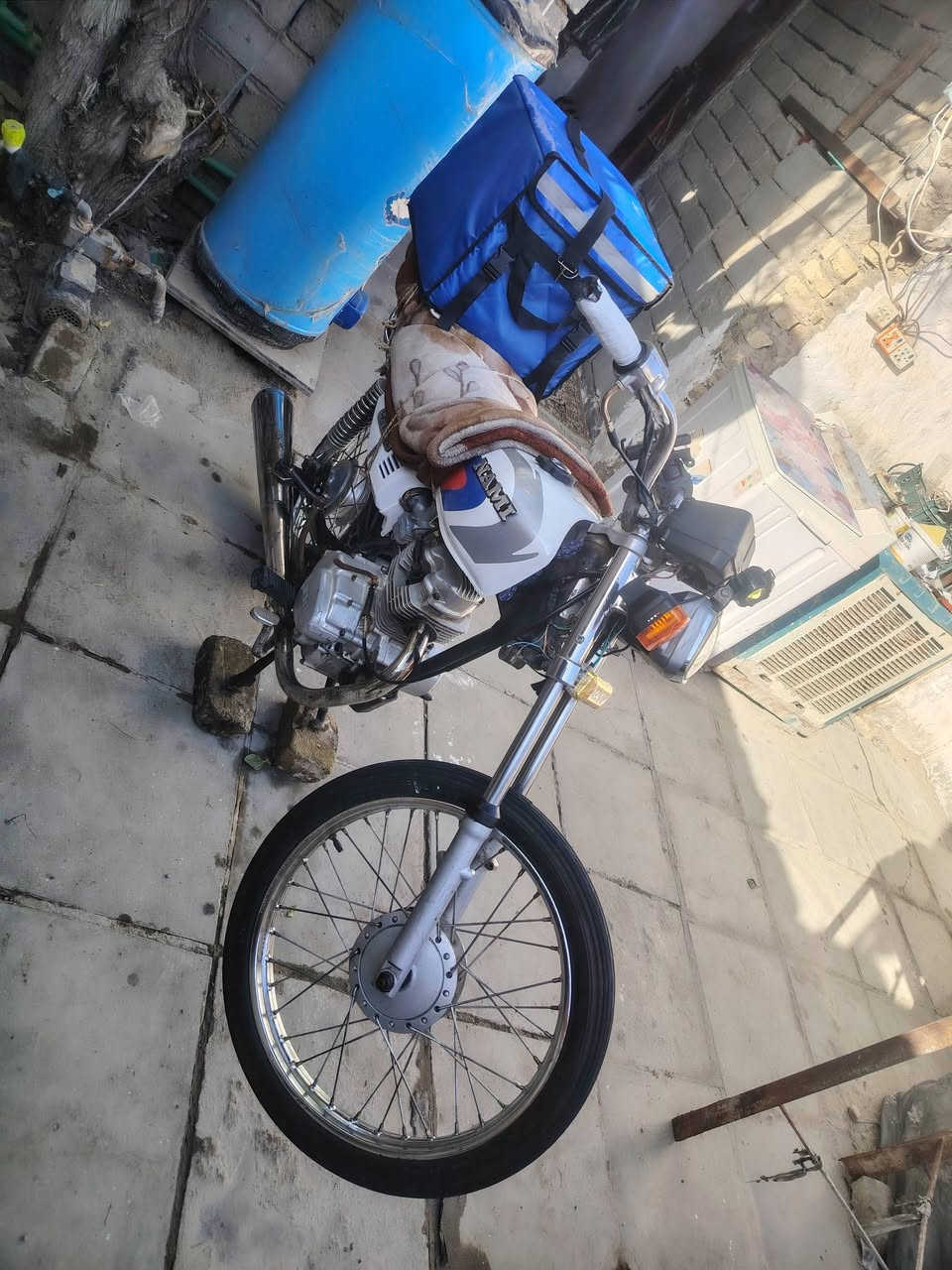 السلام عليكم دراجه للبيع أوراق اصولي موديل ١٨ المكينه مفتوحه
٤٥٠ وبيها مجال ***********
