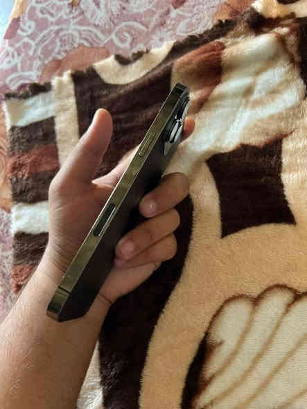 ايفون 13 برو ماكس 
ذاكرة 256نموذج M بطارية 83 اصلية ما مصعدة 
مبدل كامرة اصلية مال تفليش فقط باقي شرط 
سعر 515 الف بيع فقط 
***********
