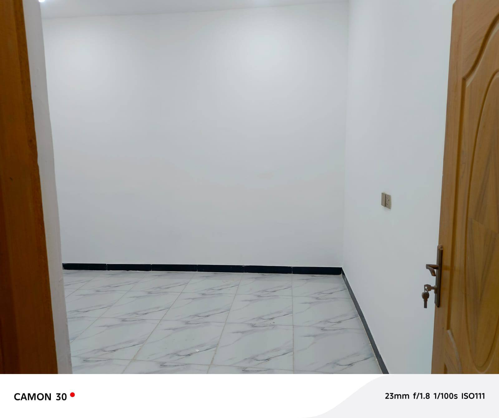 دار للبيع🏡المساحة: 50 متر 
الموقع: النجف شارع الصب مقابل ملحق قريه الغدير عمود 318

مواصفات البناء:
غرفه نوم وصاله ومطبخ صحيات ومنور
بناء مرتب (أساس + سقف كونكريت + طابوك)
أرضية بورسلين 

الخدمات:#بعد_عن_السوك 100متر 
ماء كهرباء مدارس سوق تبليط مولد

للاستفسار والاتصال:
‏‪***********‬‏
