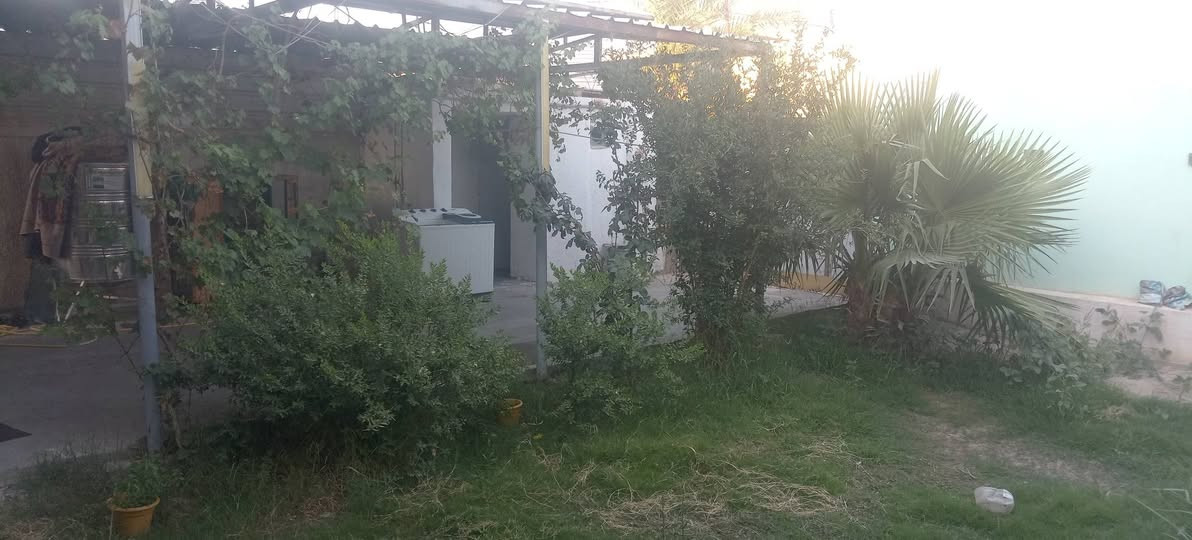 من رخصه الكروب السلام عليكم دار للبيع المساحه ٢٥٠متر يحتوي على غرفتين نوم واستقبال وهول داخلي وصحيات داخلي وخارجي حديقه كبيره وكراج وسقيفه كراج في حي العسكري بلخمسه دونم شارع ٨ البيت  سند زراعي  ٢٥  قريب علئ شارع حي العسكري التبليط وقريب على الشارع المطار التبليط البيت مراوس ببيت او قطعه أرض  حسب القناعه والسعر البيت ٧٥ وبي مجال قليل والاستفسار على هذا الرقم *********** بي واتساب وشكرا لكم
