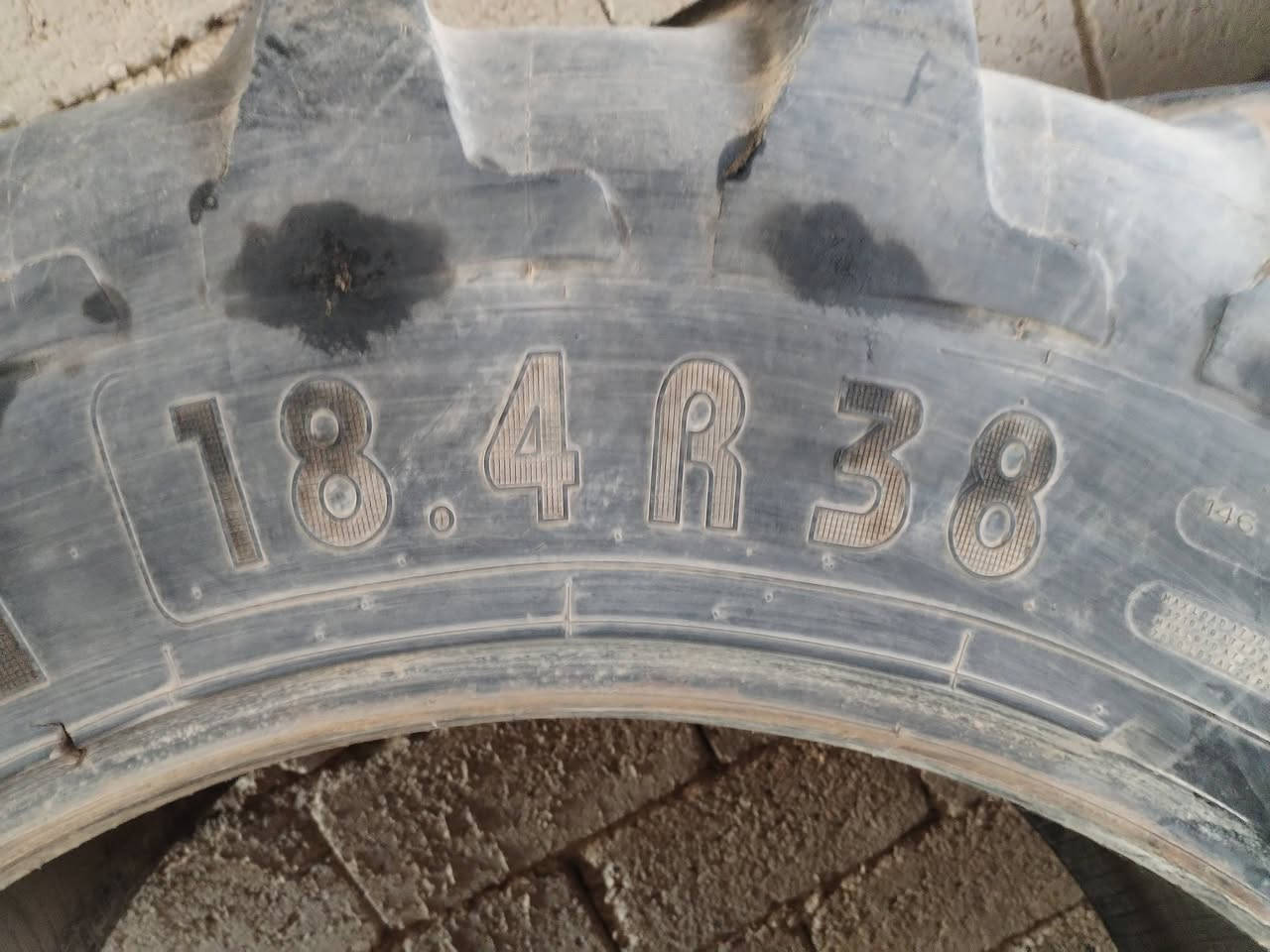 السلام عليكم
جوز تايرات للبيع 18 / 38 مستعمل 

واحد چوبلس شرط والثاني بي فطر مثل ما موضح ب الصوره    مال مكينه TM 120 الاصلي 
المكان الحويجه 

للاستفسار ***********
