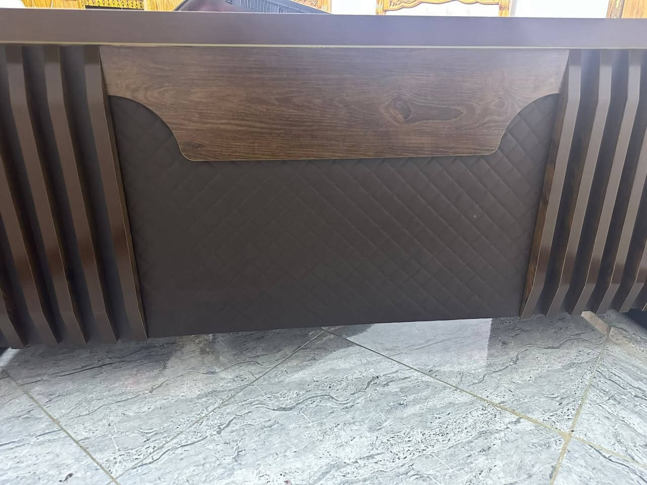 السلام عليكم ميز مال مكتب يصير ال كلشي مال عرض يعني تعرض عليه  أشياء وتبيع ميز جديد بعده بل جيس ستوني مشتريه واريد ابيعه ٣٥٠ وبيه مجال وخادم عنوان حي اور ***********
