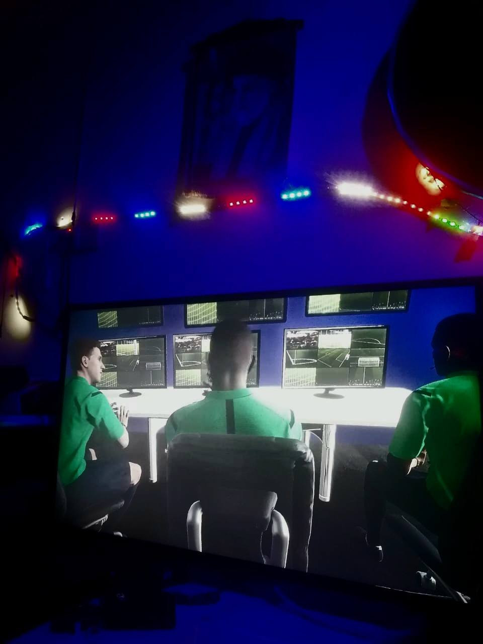 للبيع بلايستيشن 4 سليم (1 تيرابايت) مهكر - نظافة ممتازة 🎮🔥
​التفاصيل:
​الموديل: PS4 Slim (الهيكل النظيف).
​الخزن: 1 تيرابايت (1000 جيجا) - يعني يشيل ألعاب كومة.
​النظام: مهكر على إصدار (9.00 الذهبي)، أكثر نظام مستقر وسلس بالتشغيل.
​الملحقات: يدات عدد (2) أصلية ونظيفة جداً.
​الحالة: الجهاز نظيف جداً ومو مفتوح سابقاً (بضمان الفحص).
​الألعاب: متروس ألعاب حديثة (FIFA, GTA V, Spider-Man, God of War) وجاهز لللعب فوراً.
​السعر: 400,000 دينار عراقي (وبيه مجال بسيط للطيبين).
​📍 المكان: بغداد - الحسينية
📞 للتواصل والاستفسار: ***********
​(ملاحظة: الجهاز كامل مكمل، يعني تشتري وتلعب مباشرة بدون ما تصرف عليه دينار ألعاب).
