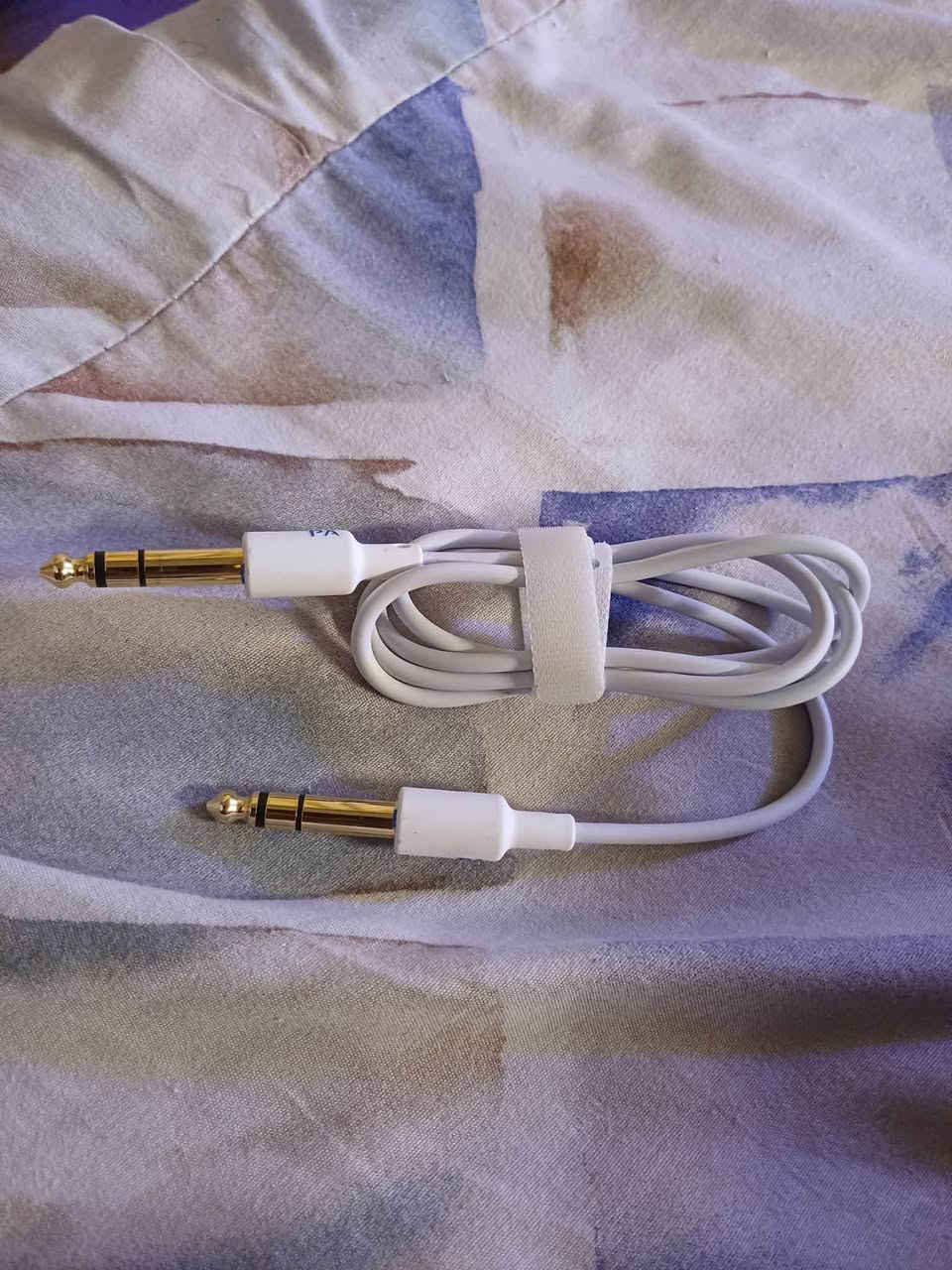 ب العازفين والمهتمين:
🎸 للبيع: مضخم صوت وموصل الجيتار الذكي JOYO I-PLUG (مع الكابل الخاص به)
إذا كنت تعزف جيتار (كهربائي أو كلاسيك) وتريد التدرب في أي مكان وبأي وقت بدون إزعاج أحد، أو تحب تسجيل عزفك على الموبايل بجودة عالية، هذا الجهاز هو الحل المثالي لك!
✨ مميزات الجهاز:
 عزف صامت: يتيح لك توصيل سماعات الرأس والعزف بحرية كاملة في أي وقت دون إزعاج المحيطين بك.
 الربط مع الموبايل: يحتوي على منفذ LINK لربطه بالهاتف الذكي (آيفون أو أندرويد) أو الكمبيوتر لاستخدام برامج ومؤثرات العزف الشهيرة (مثل GarageBand و AmpliTube).
 سهل التنقل: حجمه صغير وخفيف الوزن، يعمل بالبطاريات لتأخذه معك في أي مكان.
 ملحق مجاني: يأتي معه كابل توصيل احترافي (6.35mm) عالي الجودة الموضح في الصورة لتوصيل الجيتار مباشرة.
🛠️ طريقة التشغيل والاستخدام:
1. توصيل الجيتار: قم بتوصيل الجيتار الخاص بك في المنفذ الذي يحمل شعار الجيتار 🎸 باستخدام الكابل المرفق (في الصورة image_2.png).
2. توصيل السماعات: ضع سماعة الرأس الخاصة بك في المنفذ الذي يحمل شعار السماعة 🎧 للاستماع لعزفك بوضوح.
3. توصيل الموبايل (اختياري للتأثيرات والتسجيل): استخدم منفذ LINK لتوصيله بهاتفك أو جهاز الآيباد، وافتح أي تطبيق مؤثرات صوتية (Effects) لتغيير صوت الجيتار وتأثيراته أو لتسجيل العزف مباشرة بدقة عالية.
 💰 السعر: 20 ألف دينار فقط.
 🚗 التوصيل: متوفر لجميع المناطق.
 📩 للحجز أو الاستفسار: يرجى المراسلة على الخاص


**إذا كنت صاحب هذا الإعلان وتريد حذفه لأي سبب، رجاءا أرسل رسالة إلى الدعم الفني**
