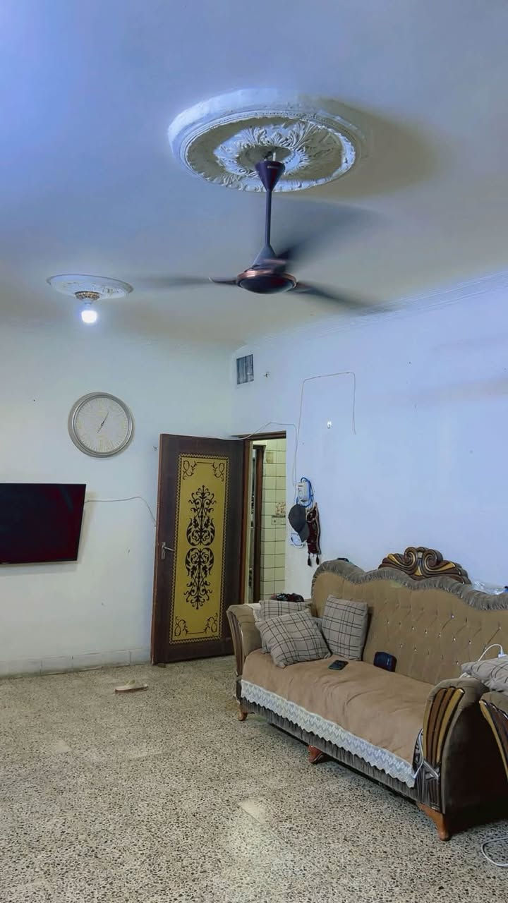 اللهم صل على محمد وال محمد
السلام عليكم /بيت طابو ملك صرف

الكمالية / حي الزهراء / شارع المصرف / قرب ام محمد القابلة بالفرع بصف الركن
عرض الشارع عشرة متر

البيت بأسم شخص واحد

تفاصيل البيت

مسلح طابقين

المساحة الكلية ٢٠٢ ونص

الواجهة ٩ متر و  ٢٥ سم 
النزال ٢٢ونص متر

الطابق الارضي

كراج + حديقة + مدخل + استقبال + هول + صالة + غرفة + مطبخ + صحيات

الطابق الثاني

غرفتين نوم + صحيات

البيت بي ترك جانبي وخلفي

السطح شتايكر جديد قبل شهر كمل

السعر ٢١٥ وبي مجال

رقم صاحب العقار

***********
