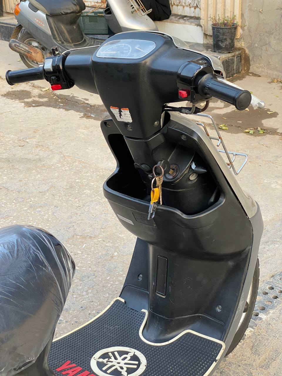 السلام عليكم ...💁
.دراجه .. نوع بطه . للبيع او مراوس حسب القناعه 🛵

.موديل 2003

. لون .. رصاصي ..

. دراجه سرعته شرط (60)

. طالعه من المعرض 2025/12/1

. ملاحضه: السوبايه الخلفيه موجوده ➡

. دراجه كامله .. مابيه نواقص عوزه بس سايق

. كهربأيات كله شغاله .. اشاير . لايت . بكلايت . سلف 

. دراجه نشطه . شلعه ومعدل . تاخذه مذب عليه ربع

. المكينه .. ما مفتوحه كفاله 🪬

. مابيه لا صوت اكسل ولا صوت روله خرسه

. دراجه شرط نكره سلف وهندر واحد فول 

. الدراجه اكفله الك كله وعشرط الفحص مال جناي

.السعر .. بل خاص . او مراوس حسب القناعه

.للستفسار .. ادخل خاص .او. *********** 📞

.مكاني .. اطويريج..

 ملاحضه: ولي ما يعجبه لا يعلق ولا يضل يحجي الشراي احطه على راسي 👍
