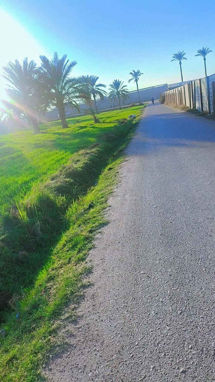*فرصة استثمار ذهبي ما تتكرر 🔥*
*أرض للاستثمار أو للايجار على الخدمي مباشرة - مقابل جسر بوابة السلام*

---

### *📌 وصف الأرض*

*الموقع:*  

على الشارع الخدمي مباشرة، *مقابل جسر بوابة السلام* بالضبط.  

الموقع بين بغداد والفلوجة - نقطة مرور يومية لآلاف السيارات. يعني زبونك يجيك برجله.

*المساحة:* [: ٢ دونم]  

قابلة للتقسيم أو الاستثمار ككتلة واحدة.

*الواجهة:*  

واجهة مباشرة على الخدمي = سهولة دخول وخروج + دعاية مجانية للمشروع.

---

### *💧⚡ المميزات الجاهزة*

*1. خط كهرباء واصل للأرض*  

ما تحتاج مولد من أول يوم. تقدر تبني، تشغل مضخات، تبرد، تبيع ليل نهار.

*2. خط ماء شرب واصل*  

ماي نظيف للسقي، للعمال، لأي مشروع غذائي. وفرت عليك حفر بير ومحطة تحلية.

*3. تربة خصبة + موقع استراتيجي*  

تصلح لـ:

- مخازن للمواد الإنشائية 

- مخازن للمواد الغذائية 

- محطة استراحة + كافتيريا + مغسلة

- معرض سيارات / مواد بناء

- مشروع دواجن أو أغنام

---

### *💰 طريقة الاستثمار*

*للشراكة:* مرحب بالشركاء الجادين بنسبة أرباح واضحة  

*للإيجار:* ممكن إيجار طويل الأمد للمشاريع الجادة

---

### *📞 للاستفسار والمعاينة************

*المعاينة مفتوحة يومياً*  

اتصل الآن وحدد موعد تشوف الأرض على الطبيعة:

*ملاحظة:* الأرض طابو صرف، الأوراق كاملة ونظيفة. لا سماسرة، مباشر مع المالك.

---

*"الأرض اللي تخدم الناس، الناس تخدمها"*  

*شارك الإعلان... يمكن رزق واحد من معارفك واقف على هاي الفرصة* 🤍
