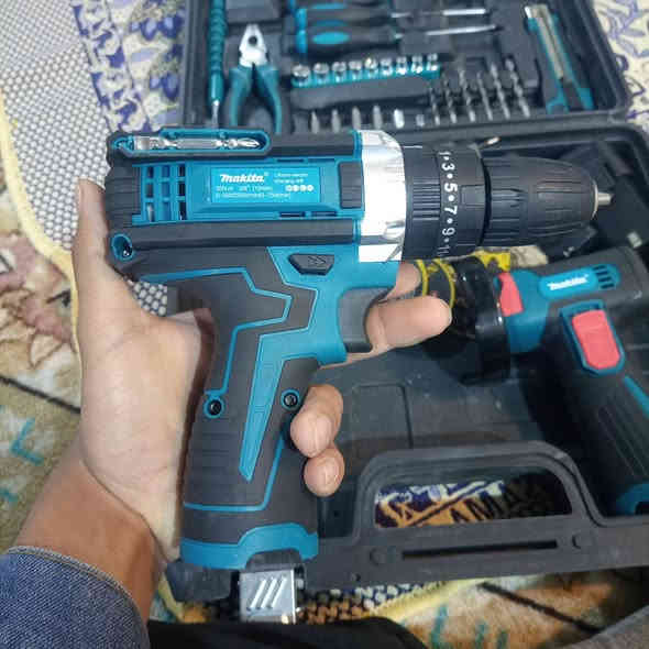 دريل وكوسرا نظام شد وثقب وبطاريتين شاحنه وقراصه مال كوسرا الدريل عزل 25 يعني همرر السعر 30 وبي مجال وهذا رقمي***********
