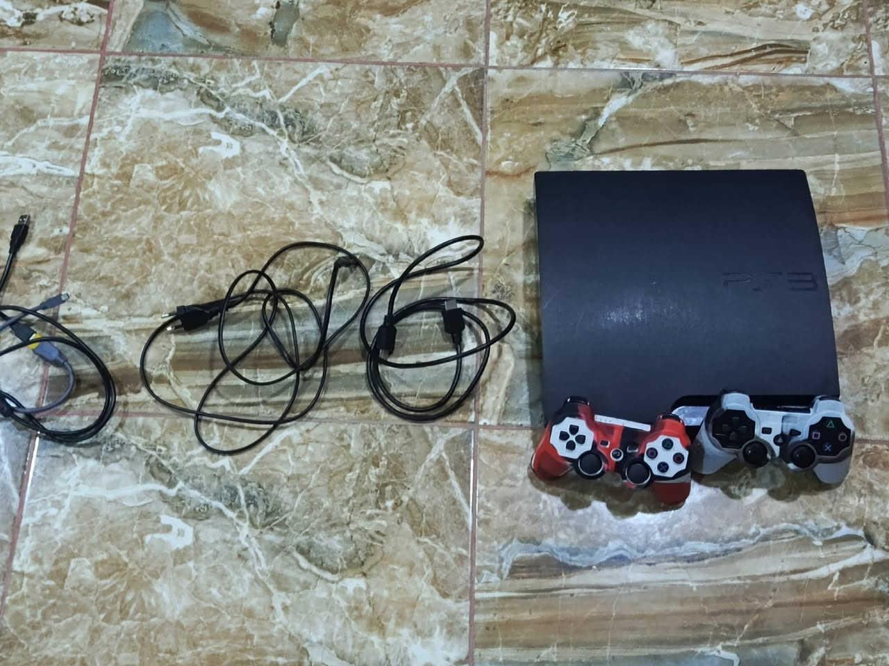 ابلي 3 سلم مهكر مستخدم نظيف للبيع معه كل ملحقاته 500 كيكا العاب سستم كامل +كارتون+ جوستكات عدد 2 مغلفات+كيبل شاحن العنوان كركوك الاستفسار على الرقم *********** موجود مازنجر
