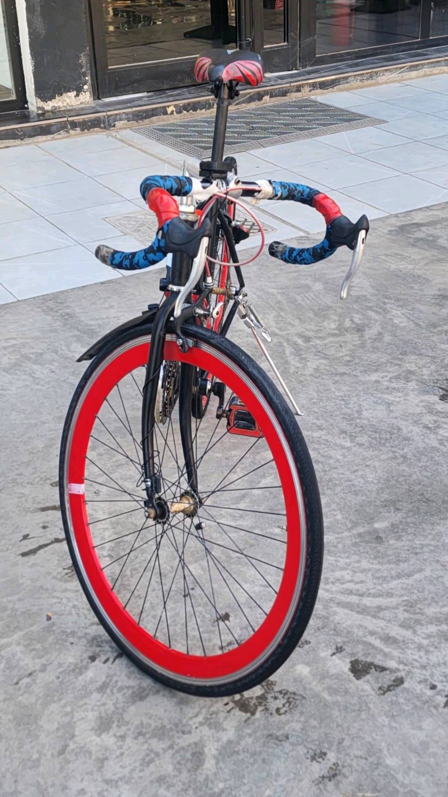 🚴‍♂️ للبيع دراجة Seattle رياضية 🚴‍♂️

دراجة بحالة ممتازة وجاهزة للاستخدام مباشرة، مناسبة للتنقل اليومي والرياضة والمشاوير الطويلة.

✅ نظام سرعات Shimano
✅ 21 سرعة (7 خلفي × 3 أمامي)
✅ إطار خفيف ومتين
✅جديل سرعات سلس
✅ مزودة بحامل جانبي وقنينة ماء
✅ لا تحتاج أي مصروف

الدراجة نظيفة جداً وتمت صيانتها، قيادتها مريحة وسلسة.

💰 السعر: 200,000 دينار عراقي
📌 قابل للتفاوض للجادين فقط

للاستفسار أو المعاينة يرجى التواصل على الخاص.
عنوان: بغداد_كرادة خارج
التوصيل غير متوفر