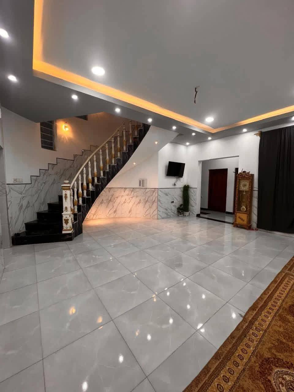 #للبيع دار سكني تكريت الديوم منطقة 16 الف
#مساحة 240 متر
#واجه 8 م ونزال 30 م
#موقع مقابل حديقة وقريب جدا من شارع 30 تبليط بين منطقة 16 الف و منطقة حاجة رشيده وقريب من فلكة
#يحتوي الدار على
#عدد غرف نوم 4 
#صالة استقبال
#صالة وسطية عدد 2
#مطبخ حار وبارد
#عدد صحيات داخلية وخارجية عدد 3
#حمامات داخليه عدد 2
#حديقة داخلية
#الدار سحب مغربي 
السعر ١٦٣ مليون قابل للتفاوض 
التعامل مع صاحب الدار مباشر 
الاستفسار 
الاتصال.. ***********
***********
