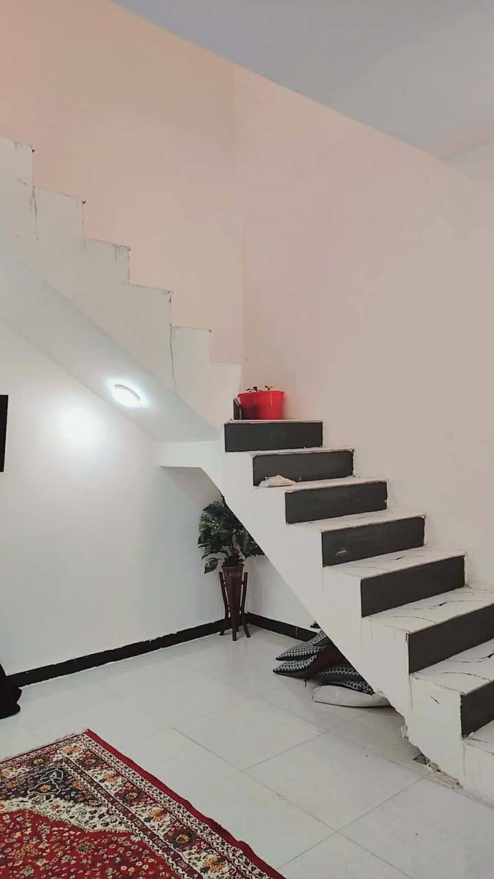 بيت ١٠٠ متر طابق ونص للبيع حي نداء شارع المجمعات مجمع بيتي الثاني سند حر سعر مناسب 
الاستفسار ***********
