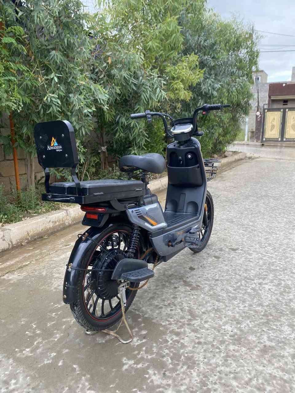 ماطور شحن شركة الوطنيه شرط جديد و خدش ما بي و ما بدل بي شي بس بتريات وبتريات ريان شرط جديده يحتو ي على 5بتريات كبار ودبل سويج و دبل بصمه كله شغال شرط و يمشيك 50 كيلو و بل شحن فول و السعر (350 الف) وبي مجال بسيط و الاستفسار الاتصال على هذا الرقم -***********
