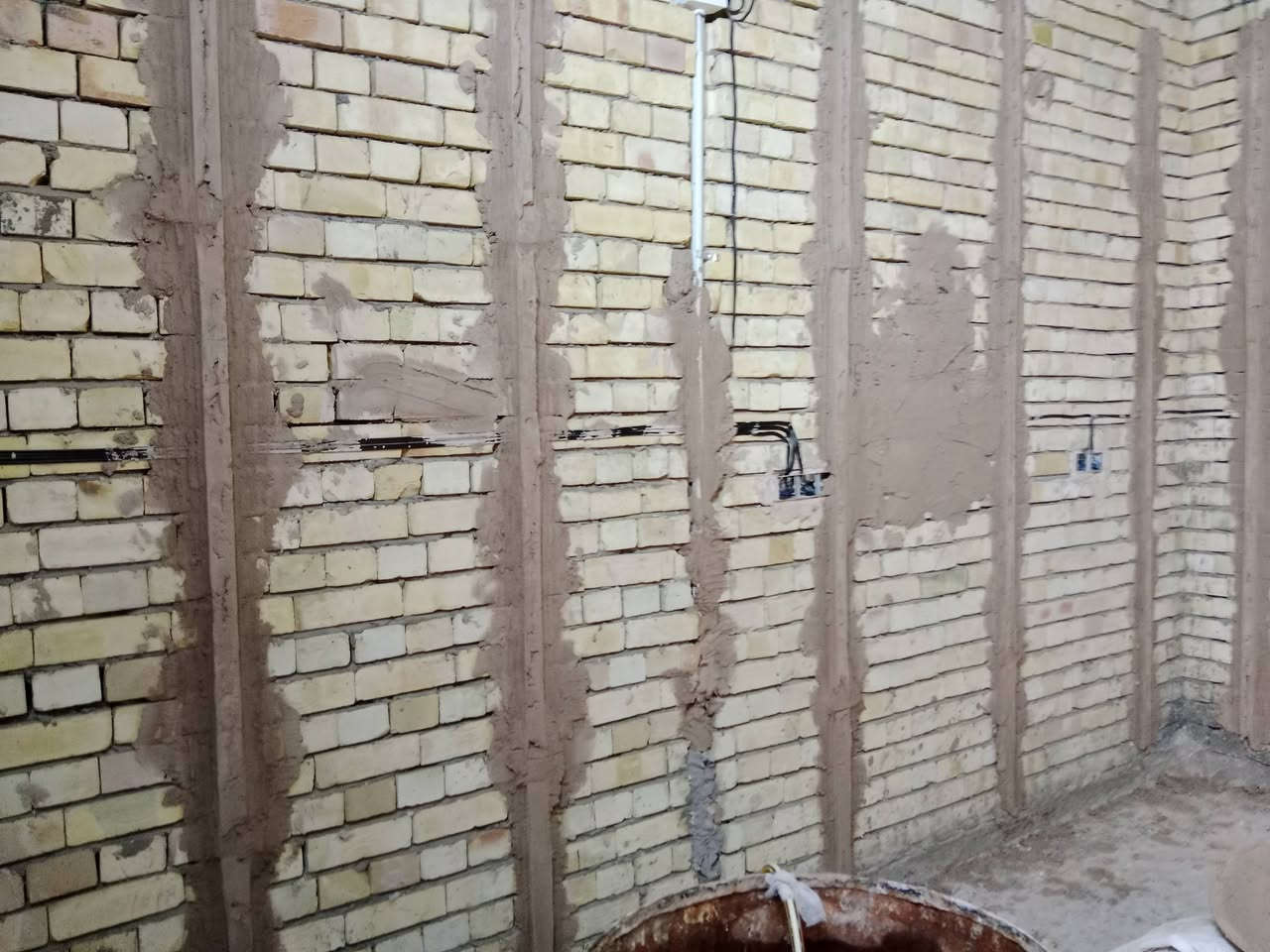 السلام عليكم يوجد خلفه ابياض
البياض المتر ب6 مع التنضيف.. 
والتشميع الفين دينار.. 
والتخريج بالنص..
للاتصال على هذا الرقم ***********
