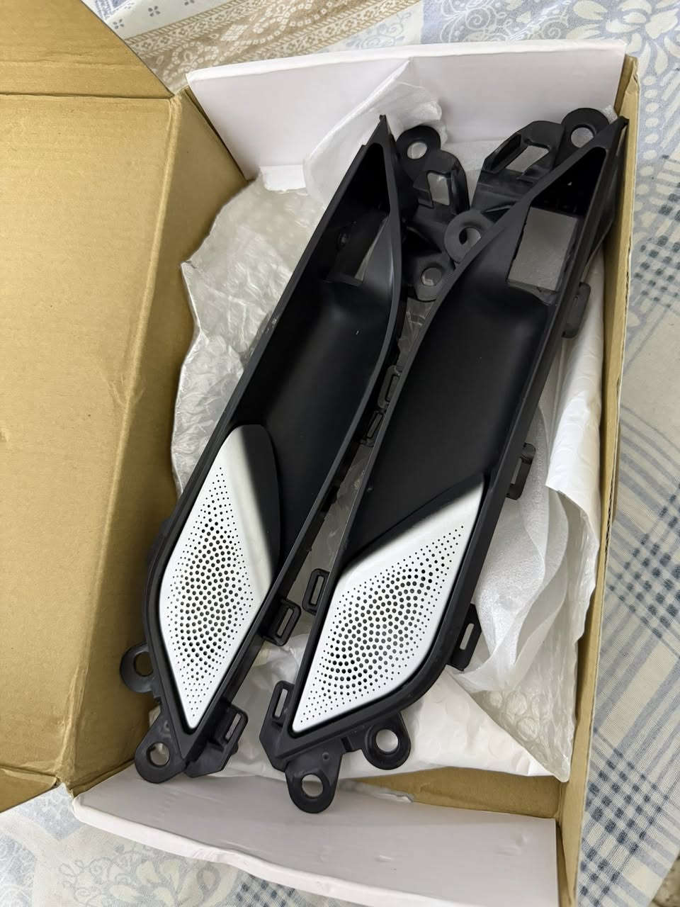 موجوده ذني القطعتين الي يريدهن يتواصل وياي وموجود توصيل الباب البيت ***********
