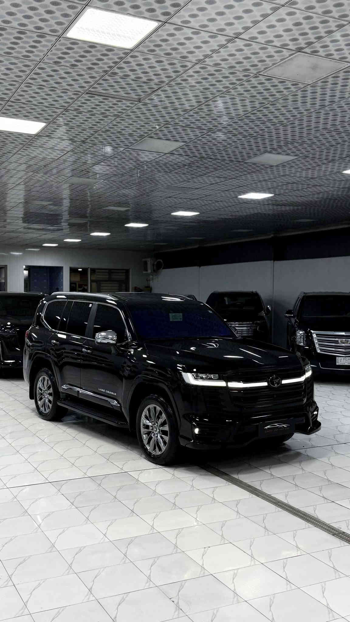 2023 LIMITED VX 
الف 33  KM لاندكروز VX ( ليمتد فول 
الفول ) 
مكفول كفاله عام من كلشي
‏‎سنة الصنع: 2023
‏‎بريم اصل داخل احمر 
كل غراض بلادي موجود
ماشييه  33 الف  كم 
‏‎المواصفات :
-المصابيح:  LED
-كاميرا  
-رادا أمامي خلفي جانبي
-نظام الصوت JBL
- محرك 6 سلندر 4000 
‏‎- فتحة سقف ( سلايد ) 
-٣ شاشات 
- شاشات ترفيه خلفية
‏‎- مقاعد جلد-تدفئة-تبريد
‏‎- مقاعد كهربائية 
- مقاعد امامية تبريد 
- ⁠تبريد وتدفئة امامي خلفي 
‏‎- بصمة الابواب 
‏‎- صندوق كهربائي
‏‎- مصابيح LED و زينون
-7 راكب 
-شحن واير ليس 
-حساس امامي خلفي 
‏‎- حجم العجلات 20 inch 
مكفول كفاله عام كلشي مابيها بل باكيت
تخم تاير دنلوب جديد 
مكفولة كفالة عامة من الدعامية إلى الدعامية
‏‎ بدون صبخ .بدون بارد  ،بدون رصعات ،بدون حتى شخط
‏‎دعاميات هم بدون صبغ ،رمل مابي ،لحية بدون صبخ ..بقية كلها 
بشرط

محرك كير بشرط مامفتوح
‏‎سيارة حيل نظيفة كلشي عل بلاد لوك
‏‎سنوية زنكة كلشي جديد مدفوع لـ2029
‏‎باسمي السنوية بشرط تحويل و خرامة 
‏‎سيارة مابيـها دينار مصرف كامل من كل نواحي

ومسويلها صيانة كامل بشركة ساز. 

رقم بغداد تحويل مباشر 

العنوان.بغداد الراشدية 

هاتف.  ***********
