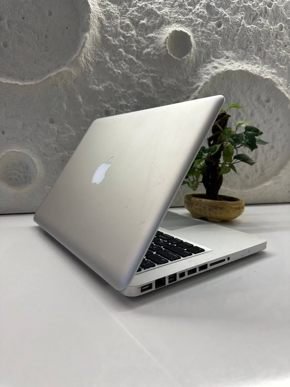 عرض شهر رمضان بسعر الجملة
💻 ماك بوك برو  حجم 13 إنش 💻ب175 الف 
لابتوب Apple MacBook Pro أصلي 100% 🔥

✨ المواصفات:
▪️ المعالج: Intel Core i5 – أداء ممتاز
▪️ الرام: 4 كيكا – سرعة وسلاسة في الاستخدام
▪️ الهارد: 500 كيكا بايت 
▪️ الشاشة: 13 إنش – حجم مثالي للتنقل
▪️ منفذ قرص DVD متوفر
▪️ قابل للتطوير – يمكنك ترقية الجهاز بسهولة
▪️ نسبة النظافة:  90٪
▪️ الجهاز شغال بالكامل مع ضمان شهر من تاريخ الاستلام

🎁 العرض يشمل:
✅ ماوس
✅ حقيبة أنيقة
✅ الشاحن الأصلي
✅ توصيل مجاني لأي مكان داخل العراق

💵 السعر فقط: 175 ألف دينار ‼️
تواصل خاص او ***********
فقط واتساب
