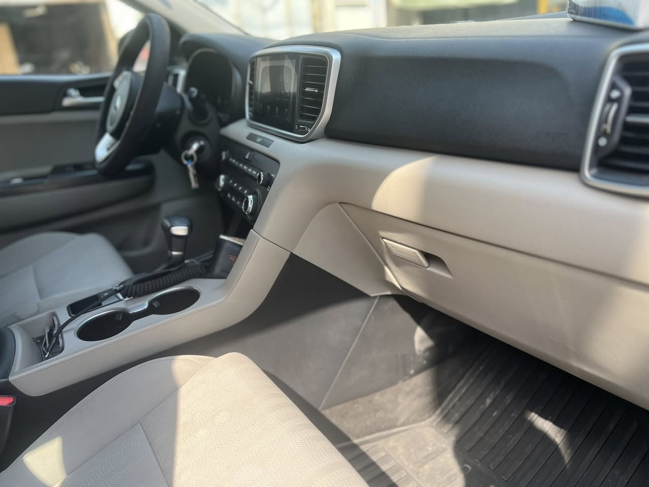 السلام عليكم
سبورتج موديل21 رقم اربيل سنوية باسمي تريد وكالة تريد تحويل
سياره جدا نظيفه 
مواصفات حساس امامي كاميرا خلفيه سياقه ذاتيه
شاشه
تبريد قطعتين
سايد بريك بالرجل
محرك 2400 GDI
ماشية 60.000
حادثها بسيط باب السائق وشوية من الجاملغ الايسر صور الحادث مرفقة بالمنشور وهنا بالعراق صار بيها ضربة بخشم البنيد وانصبغت على كدها
السعر المطلوب 168 وبيها مجال مكان السيارة بغداد حي السلام
موبايل ***********
موجود واتساب
