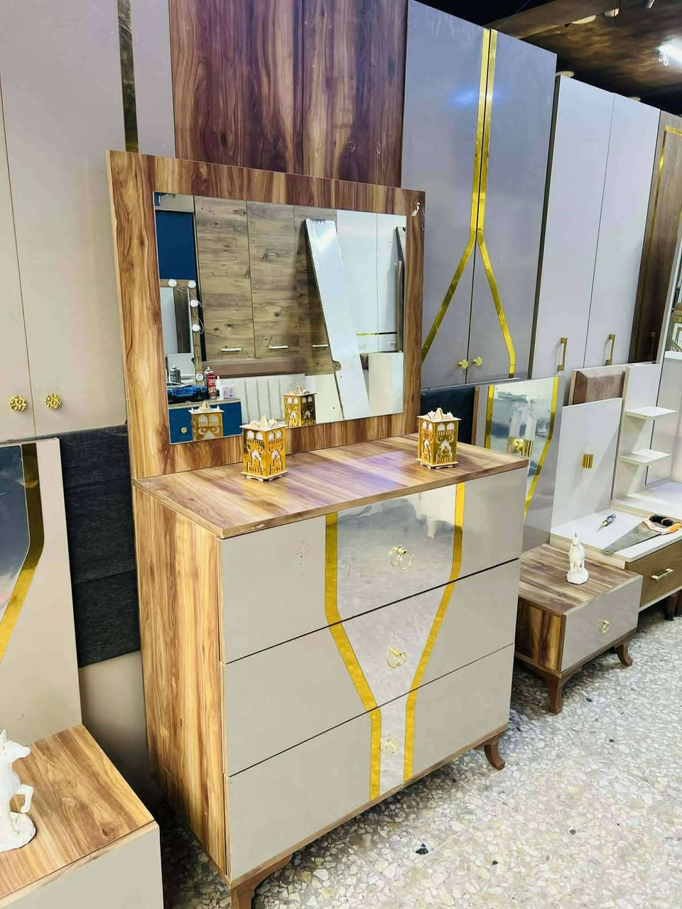 غرفة نوم مستعملة🇹🇷
موديله حديث 💥
 نضافة90 ٪💯
عدد القطع / 5 
نضام / أبواب 💢 
سعرها / 475 قفل 💸
شد ونقل داخل بغداد مجاني🚛
يوجود توصيل محافضات 🚛


**إذا كنت صاحب هذا الإعلان وتريد حذفه لأي سبب، رجاءا أرسل رسالة إلى الدعم الفني**