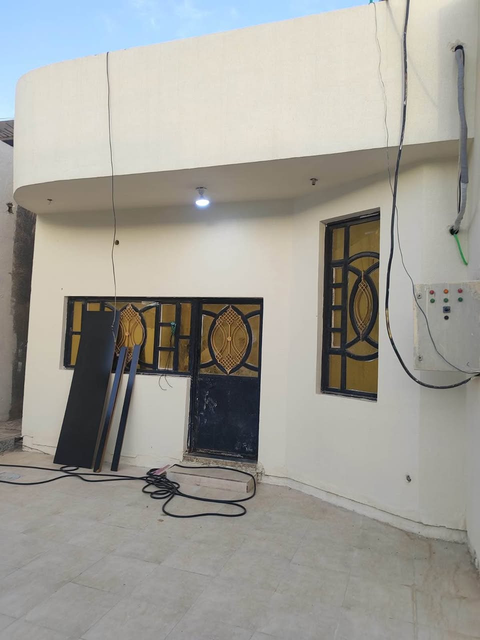 🔴 للبيع بيت مع الأثاث 🏠
📍الموقع: ابو الخصيب – محولة الزهير
▫️المساحة الكلية: 400 متر
▫️مساحة البناء: 250 متر
▫️الواجهة: 15 متر
▫️النزال: 27 متر
✨ مواصفات البيت:
▪️غرفتين نوم سويت
▪️صالتين
▪️استقبال
▪️صحيات داخلية وخارجية
▪️كراج كبير
▪️حديقة خلفية
▪️بناء طابوق مرتب
📄 الطابو: زراعي سهم – تحويل باسم المشتري
📍يبعد عن شارع السايدين حوالي 1 كم
🛋️ البيع مع الأثاث كامل
💰السعر: 170 مليون قابل للتفاوض
*********** البصرة, العراق
