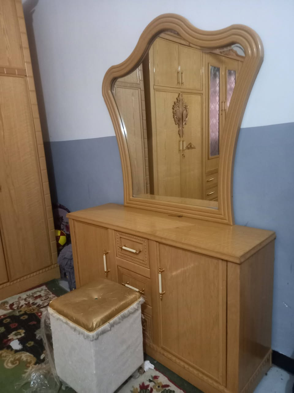 السلام عليكم
غرفه للبيع نوع سنديان ٥ملم 
استخدام كلش قليل السعر ١٥٠٠٠٠٠وبي مجال مكاني الدوره 
***********
