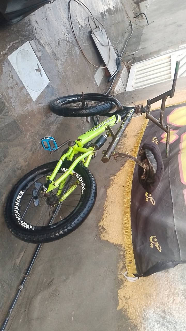 السلام عليكم 
بايسكل دبابه BMX
السعر30وبي مجال 
***********
مكاني بغداد مقابل دائره مرور الحسينيه
للبيع او مراوس حسب القناعه
